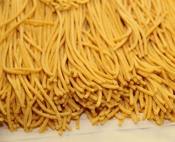 Spaghetti all'uovo giallo bigoli impastati a mano — Foto Stock