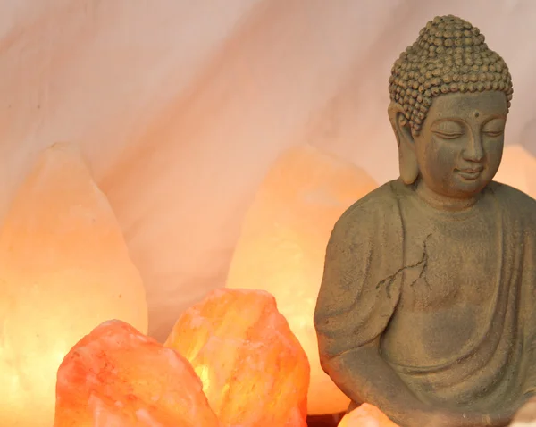 Estatueta de Buda em oração com lâmpadas de sal acesas durante a medicina — Fotografia de Stock