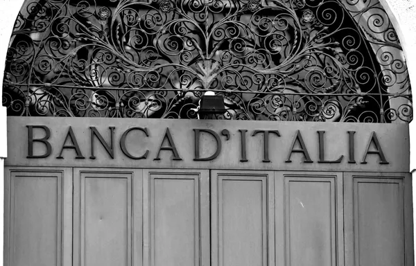 BANCO DE ITALIA escrito en una puerta cerrada —  Fotos de Stock