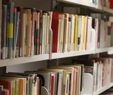 birçok kitap ve educat için mevcut Belediye kitaplığındaki denemeler