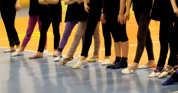 Молоді дівчата в трек-костюмі готові подати на ритмічну гімнастику — стокове фото