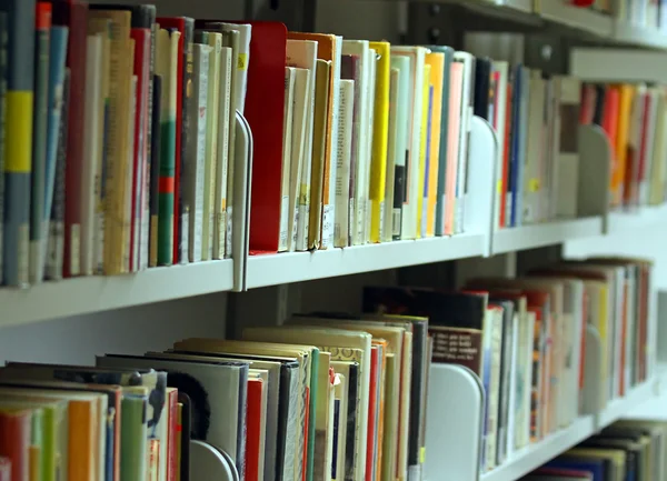 Libros y ensayos, novelas, volúmenes en una biblioteca municipal disponible —  Fotos de Stock