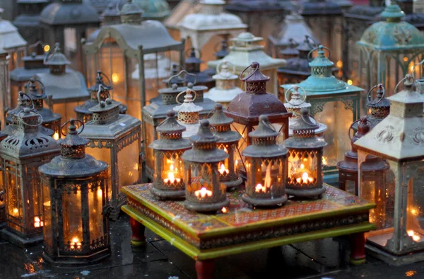 Cerimônia com muitos ornamentos com lâmpadas acesas velas dentro — Fotografia de Stock