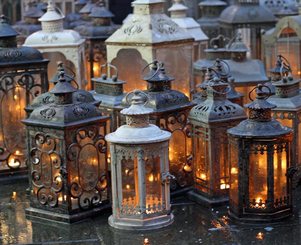Lanterna con candela accesa in stile vintage per decorare luoghi o — Foto Stock