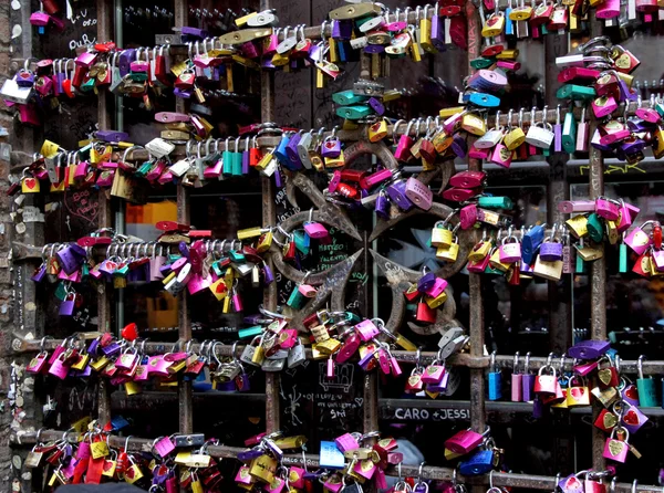 Sloten van liefde in de poort van het huis van Julia — Stockfoto