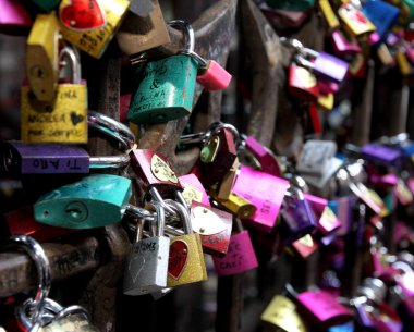 aşık romeo ve juliet, evinde ve kapı kilitleri