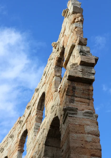 Ancien bâtiment historique romain en brique et chaux et ciel bleu — Photo