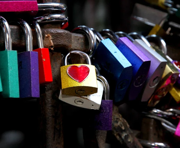 Gekleurde sloten van liefde in de poort van het huis van romeo en juli — Stockfoto