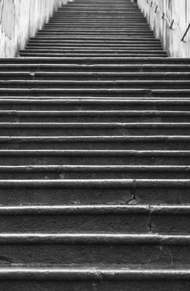 Escaleras donde nunca se ve la llegada — Foto de Stock