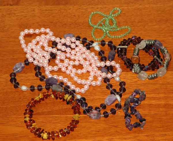 Винтажные ожерелья в продаже в ювелирном магазине — стоковое фото