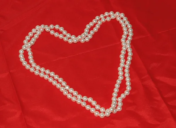 Élégant collier de perles en forme de coeur — Photo