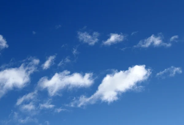 Berg himmel och mjuka vita moln 6 — Stockfoto