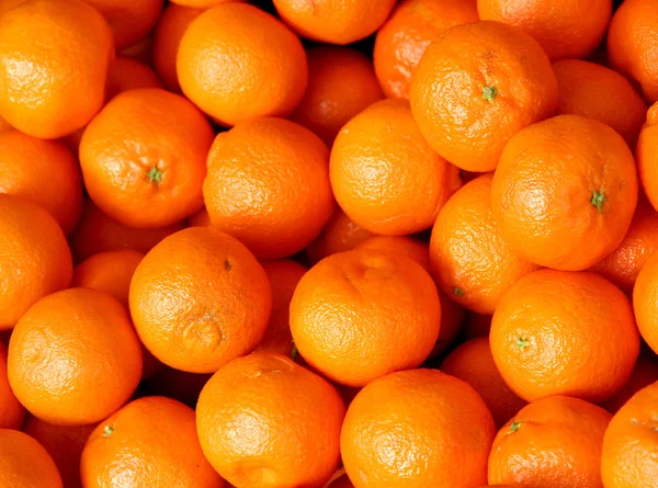 Saftige Clementinen zum Verkauf auf dem Gemüsemarkt — Stockfoto