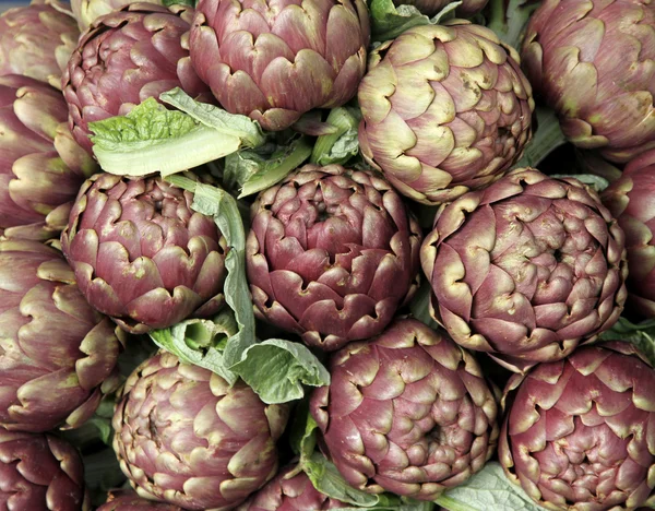 Verse artisjokken te koop op plantaardige markt 4 — Stockfoto