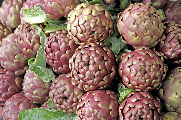 Fresh artichokes for sale at vegetable market 5 — Stock Photo, Image