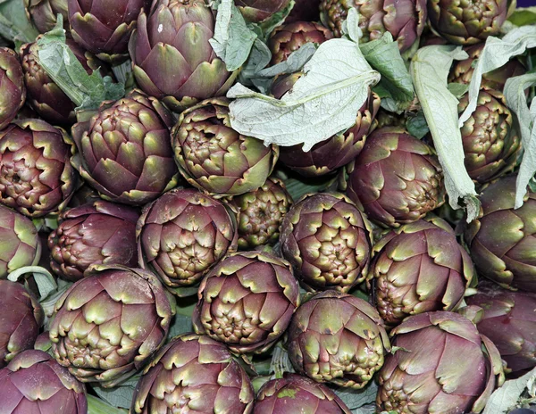 Artisjokken te koop op plantaardige markt 6 — Stockfoto