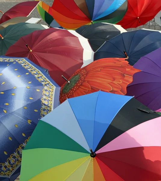 Serie von vielen Regenschirmen zum Verkauf auf dem lokalen Markt — Stockfoto