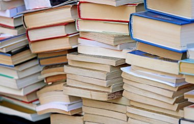 Satılık antika dükkanı eski kitap yığını