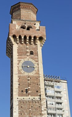 contrast tussen de oude klokkentoren van de kerk en de sk