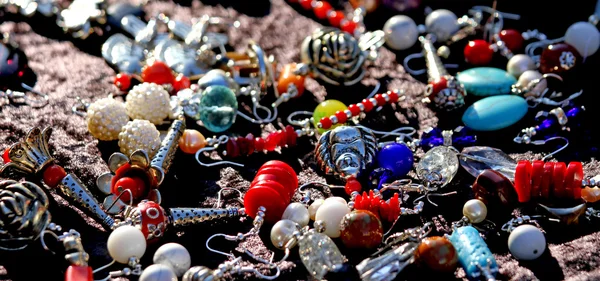 Colares vintage e jóias para venda na loja de antiguidades — Fotografia de Stock