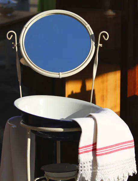 Waschbecken mit Waschbecken und antiken Spiegel eines Bauernhauses zum Verkauf — Stockfoto