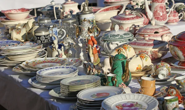 Meble i płytki ceramiczne na sprzedaż vintage sklep — Zdjęcie stockowe
