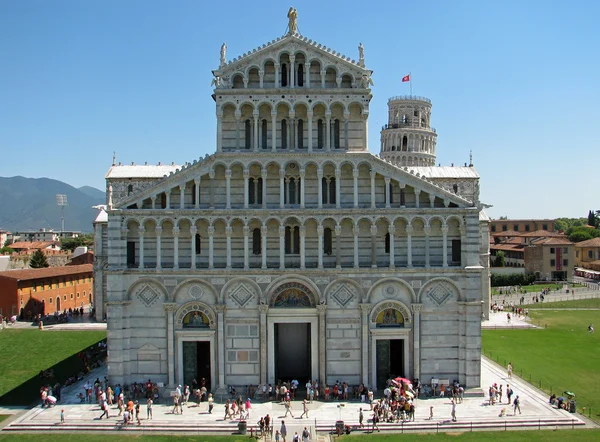Cathedral and the leaning tower of Pisa in Piazza dei Miracoli 1 — Stock Photo, Image