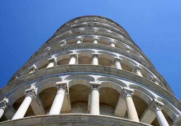 Leaning tower of Pisa in Piazza dei Miracoli photographed from b — Stock Photo, Image