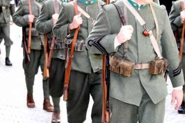 Birinci Dünya Savaşı askerleri ile tüfeklerinin sırasında askeri eşit