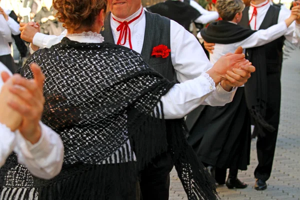 Mannen en vrouwen dansen tijdens het dansevent op straat — Stockfoto