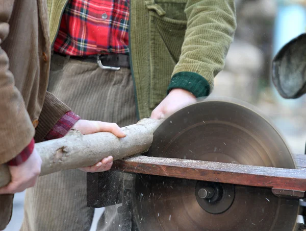 Carpinteros mientras cortan una madera con una sierra circular —  Fotos de Stock