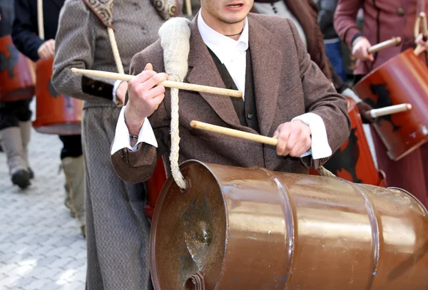 Homem com um tambor durante o desfile em uma rua da cidade — Fotografia de Stock