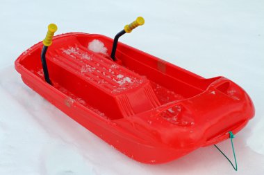 Koca bob kar üzerinde sağlam plastik