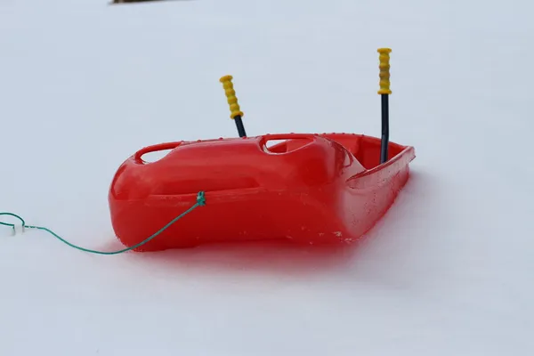 Bob feito de plástico resistente na neve branca para passeios de diversão no m — Fotografia de Stock