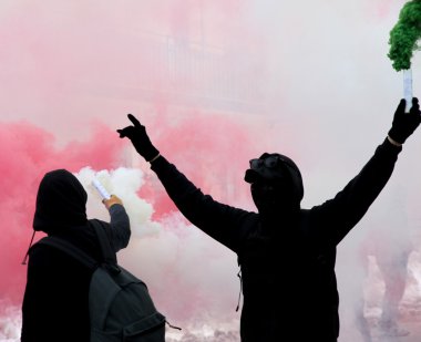 duman ile bir futbol maçı sonrası iki protestocu