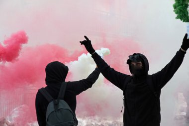 Ultras hayranları duman kırmızı beyaz ve yeşil