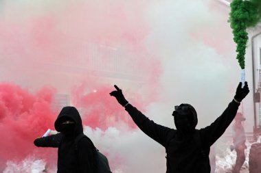 duman ile bir futbol maçı sonrası iki protestocu
