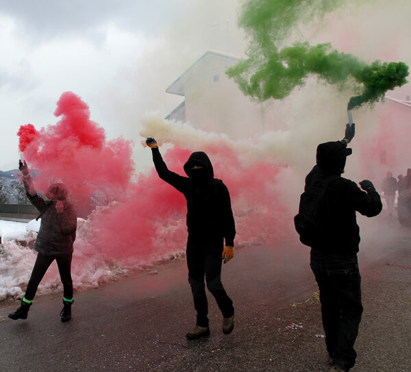 протестующие в черных перчатках
