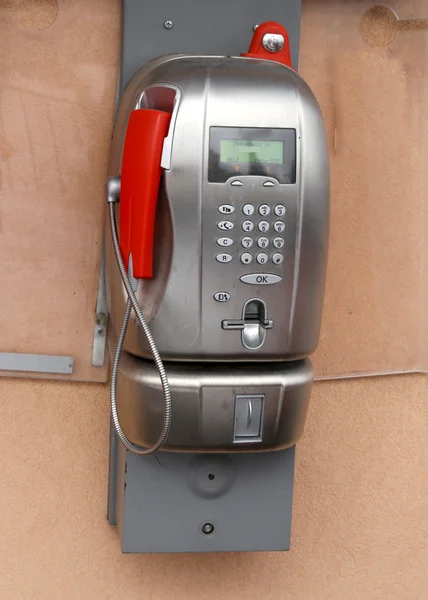 Antiguo teléfono operado por monedas con cabina telefónica — Foto de Stock