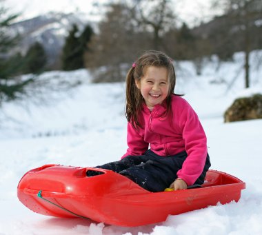 bob üzerinde gülümseyen sevimli küçük kız