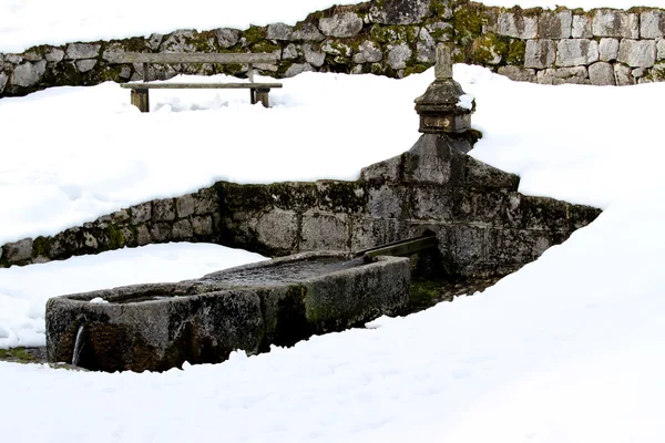 Friedensbrunnen im antiken contrada valle tonezza in italien — Stockfoto