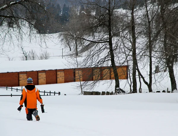 Menino corajoso caminhando através da neve branca — Fotografia de Stock