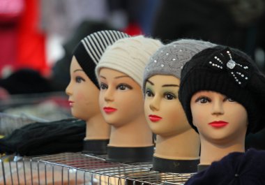 dört kafalı bir ahır mankenleri