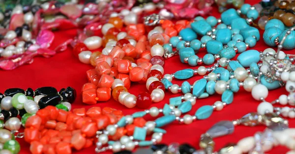 Vintage jewelry and trinkets for sale at a flea market in Rome — Stock Photo, Image