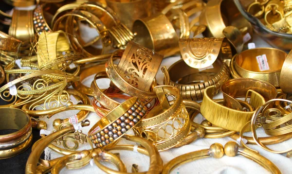 Gold jewelry and precious gold jewellery for sale in jewellery — Stock Photo, Image