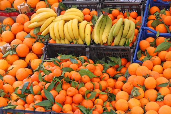 Банановый желтый и оранжевый мандарины и другие фрукты на продажу в — стоковое фото