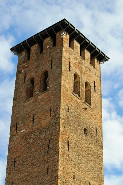 Torre medieval construida con ladrillos para la defensa de la ciudad por —  Fotos de Stock