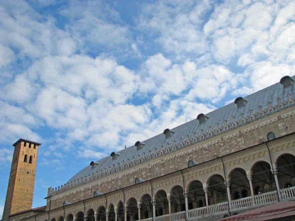Famosa basílica de la piazza dei signori en Padua — Foto de Stock