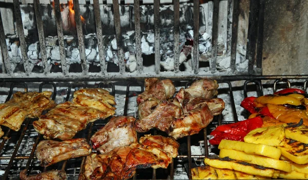 Frango quente grelhado com pimentas em uma lareira no restauran — Fotografia de Stock