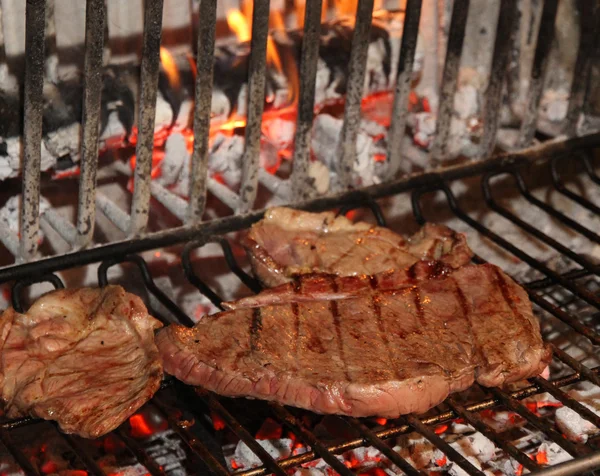 Heerlijke en smaakvolle rundvlees steaks cottain een open haard — Stockfoto